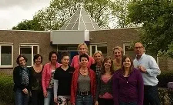 Team van het Gezondheidscentrum Cuijk voor het gebouw