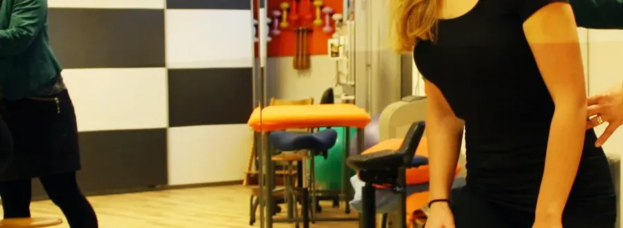 Behandelkamer met oefentherapie apparatuur - ruime en lichte behandelruimte