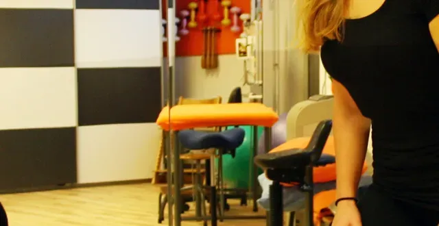 Oefentherapie behandeling in de praktijkruimte