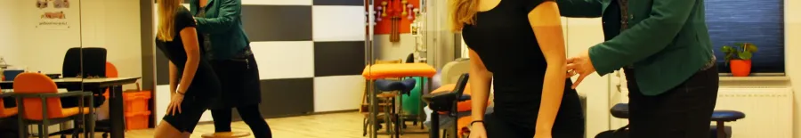 Behandelkamer met oefentherapie apparatuur - ruime en lichte behandelruimte